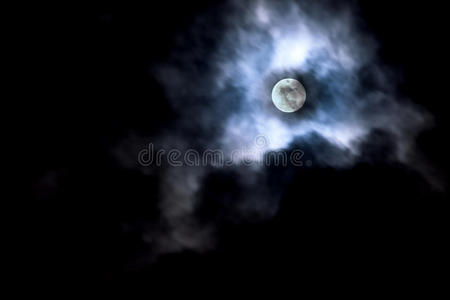 月亮在云中移动。