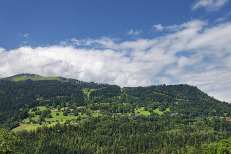 山坡上的高山村落全景景观