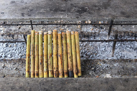 蔬菜浸泡在混合天妇罗粉中炒菜,煮熟的米饭用冰水浸泡在白色的碗里,与