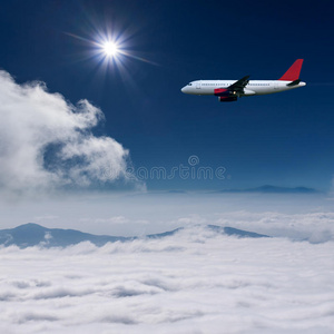 在云端高空飞行的飞机