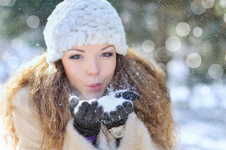 在公园里玩雪的女孩