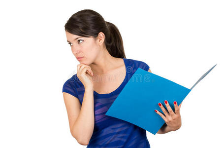 年轻漂亮的女人拿着一个蓝色的文件夹