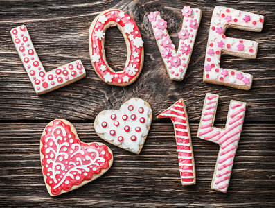写着爱和数字14情人节的饼干