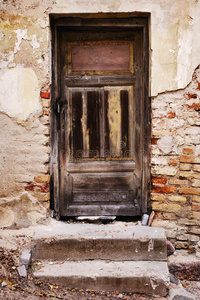 漆底开裂的旧门