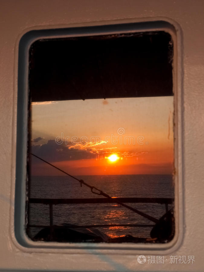 夕阳从渡船的窗户反射出来