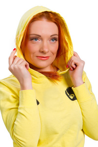 红发女孩穿着黄色夹克
