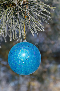 松树上的圣诞树装饰