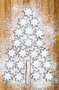 木制背景上的圣诞饼干肉桂星星