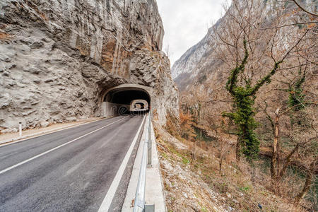 峡谷公路上的隧道