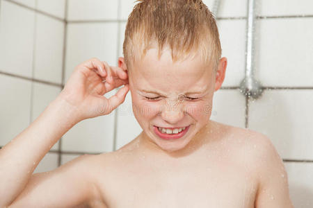 男孩在洗澡时擦耳朵