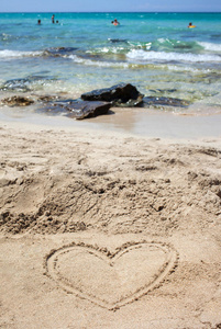 心在沙滩上画。