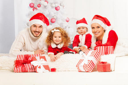 圣诞节 十二月 童年 母亲 可爱的 服装 白种人 家庭 孩子们