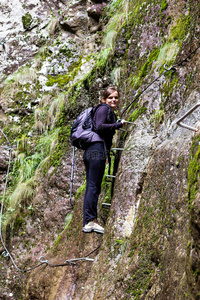 年轻女子登山