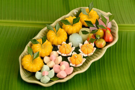 泰国甜点香蕉叶绿色背景.照片