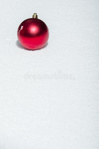 雪地上的红色圣诞装饰品