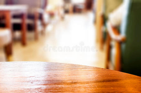 木制圆形桌面和模糊咖啡厅背景