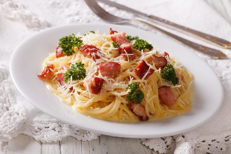 意大利面食 carbonara，培根和干酪在盘子上。堀