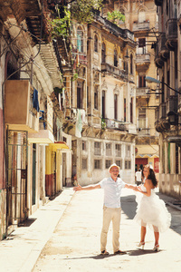 幸福的夫妇在哈瓦那旧城