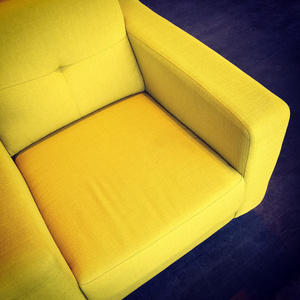 明亮的黄色扶手椅