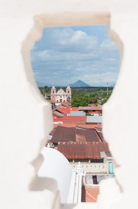 特写镜头的白色石头栏杆通过城市景观奥莱昂与一个大的粉红色大教堂看