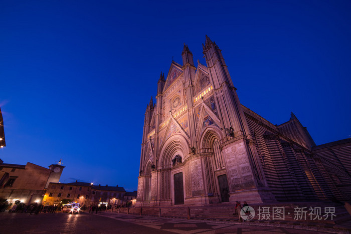 奥维多大教堂在晚上