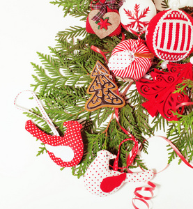 圣诞装饰隔离，白色背景的明信片问候，树宏老式玩具设计