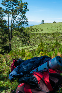 躺在草地上的登山者背包图片