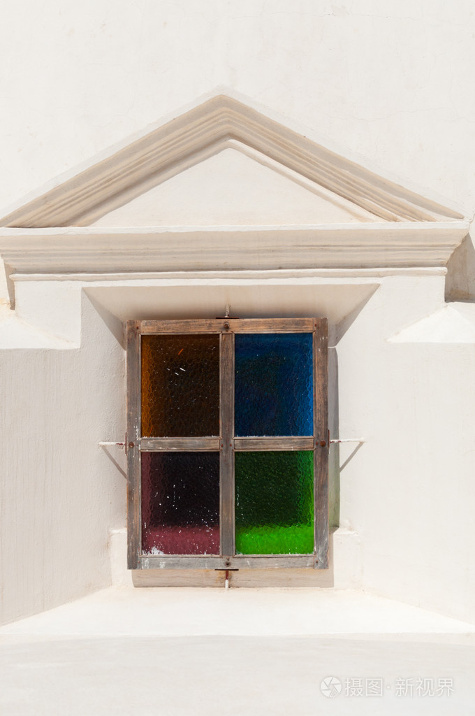 特写镜头的小和五颜六色的红色绿色蓝色橙色玻璃窗口在石头
