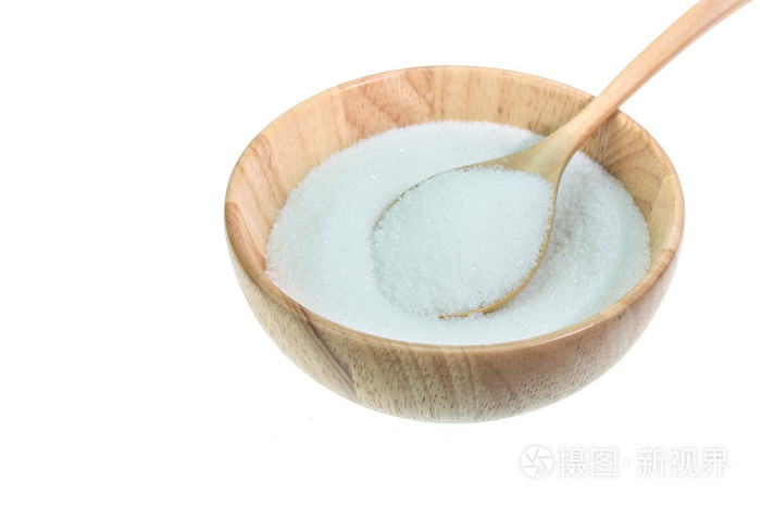 孤立在白色的木碗白糖的特写