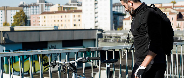 骑自行车的人肖像在城市与自行车信箱