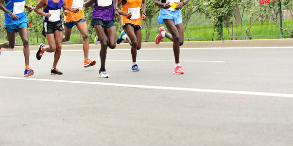 马拉松赛跑者在道路上运行