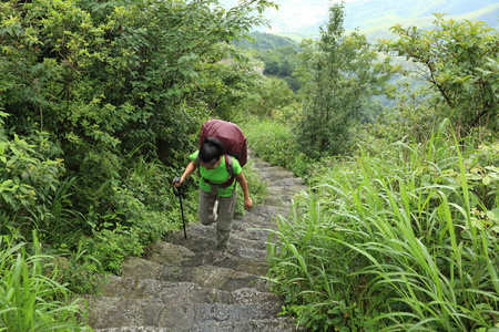 在楼梯上的山徒步旅行的女人