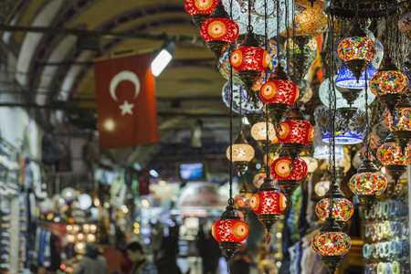 在伊斯坦布尔大市集上的各种旧灯