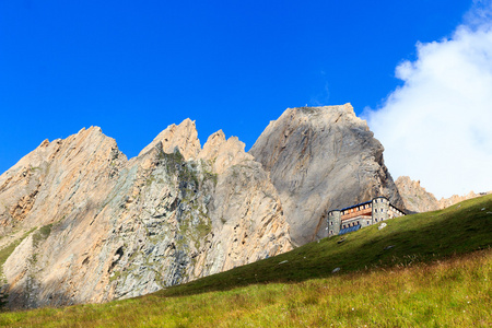 高山小屋 Sajathutte 和山死记硬背 Saule 在阿尔卑斯山，奥地利