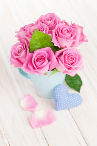 粉红玫瑰花束和玩具的心