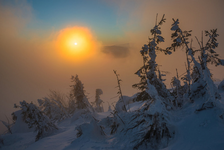 风景秀丽的山区冬天的太阳