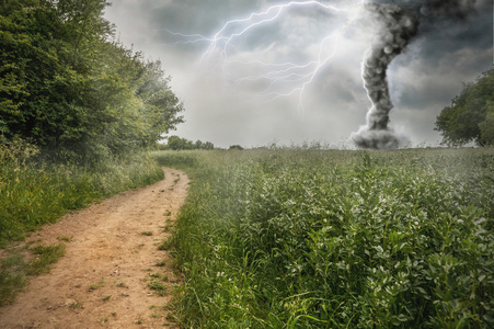 生产绿色田野上的一场龙卷风的危险风暴照片