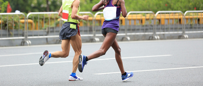 马拉松赛跑者在道路上运行图片