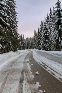 在山上白雪皑皑的冬季道路