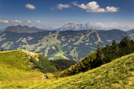 与最高的峰值比恩峰田园夏天罗马山区景观阿尔卑斯山