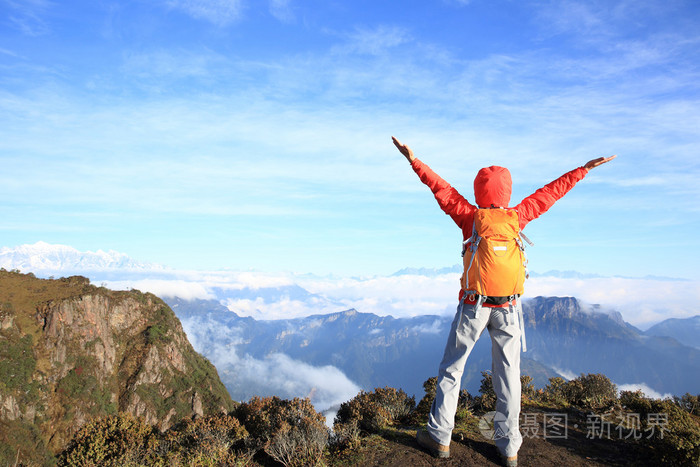 在山的顶峰的女人
