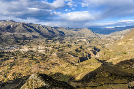在秘鲁的科尔卡大峡谷全景视图