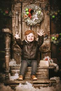 小可爱孩子玩的开心欢呼圣诞复古风格