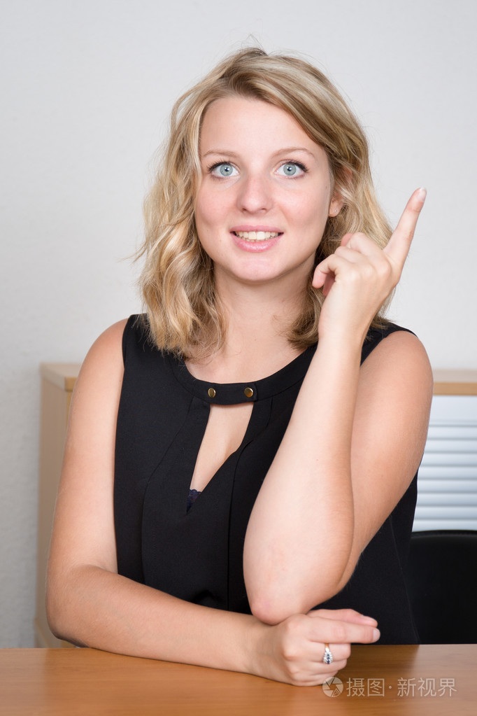 有想法的女人手指向上看着相机