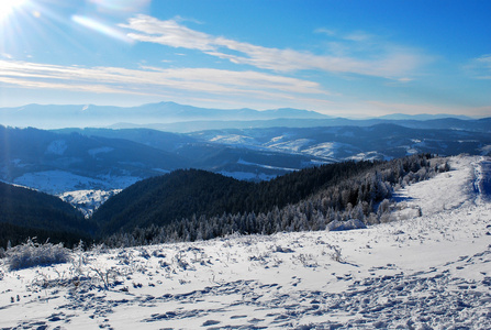 美丽的冬季景观与雪山
