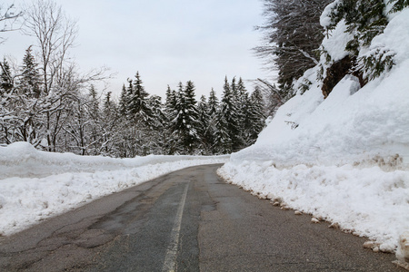 在山上白雪皑皑的冬季道路