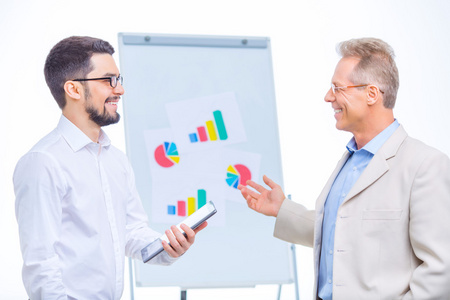 业务同事互相配合照片