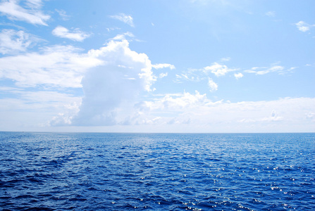 美丽的地中海风景与无边无际的蓝色海面