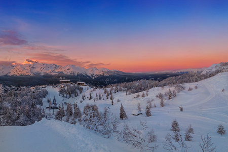 傅高义滑雪中心在山中大量的雪，壮观