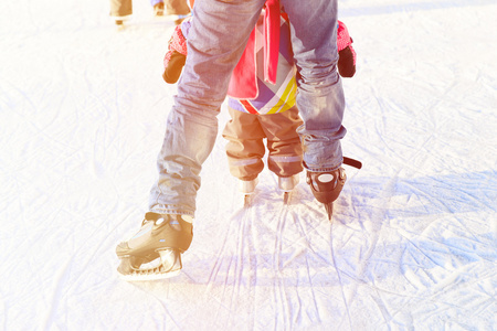 父亲和女儿小脚学习在冬天滑冰图片